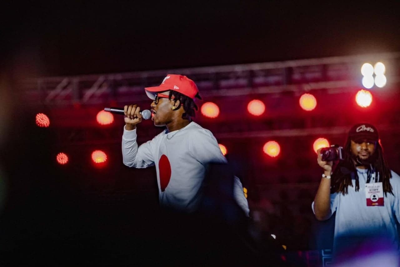 YACOU B OG — Place du Cinquantenaire — photo de concert